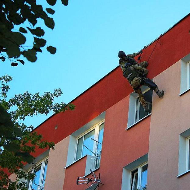 [VIDEO] Zranił kobietę i zabarykadował się – został zatrzymany przez AT